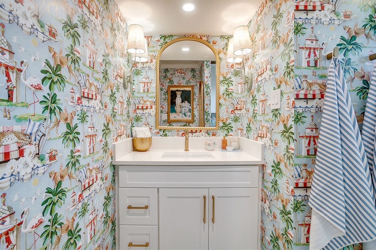 Bright, well-appointed full bathroom
