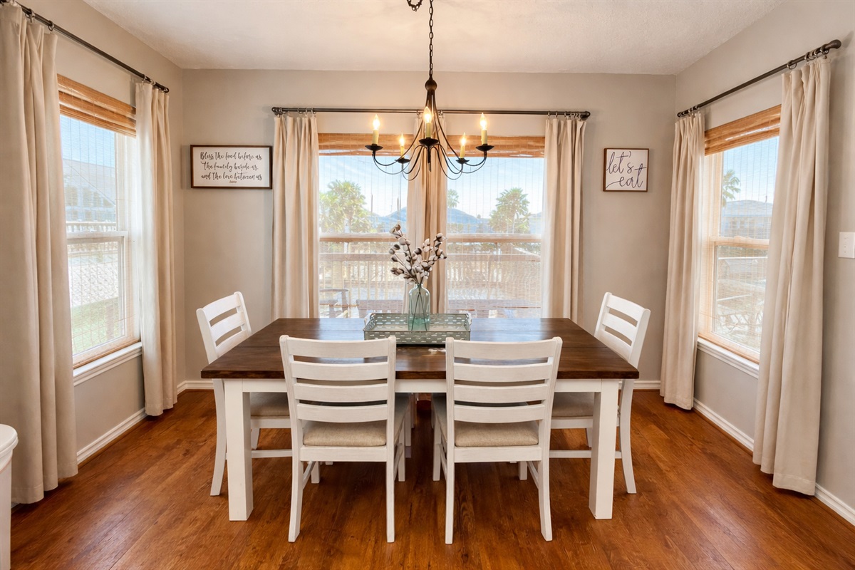 Dinning room- seats 6