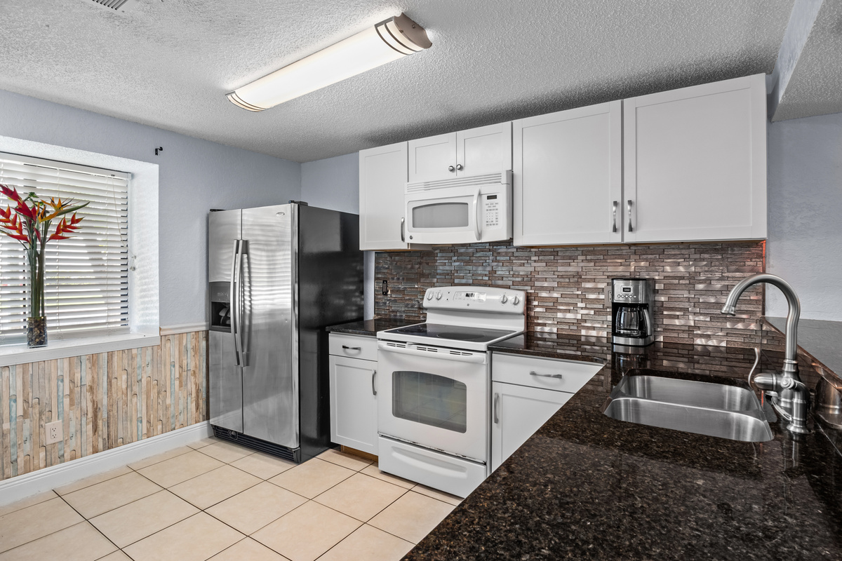 Kitchen. Coffee machine. Microwave. Range.