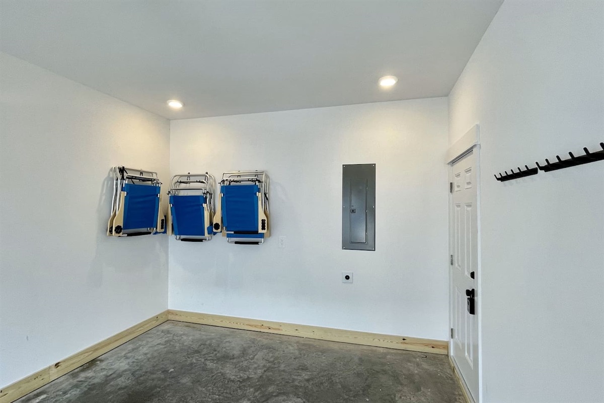 Oversized Garage with 6 Beach Chairs & 12 Towel Hooks
