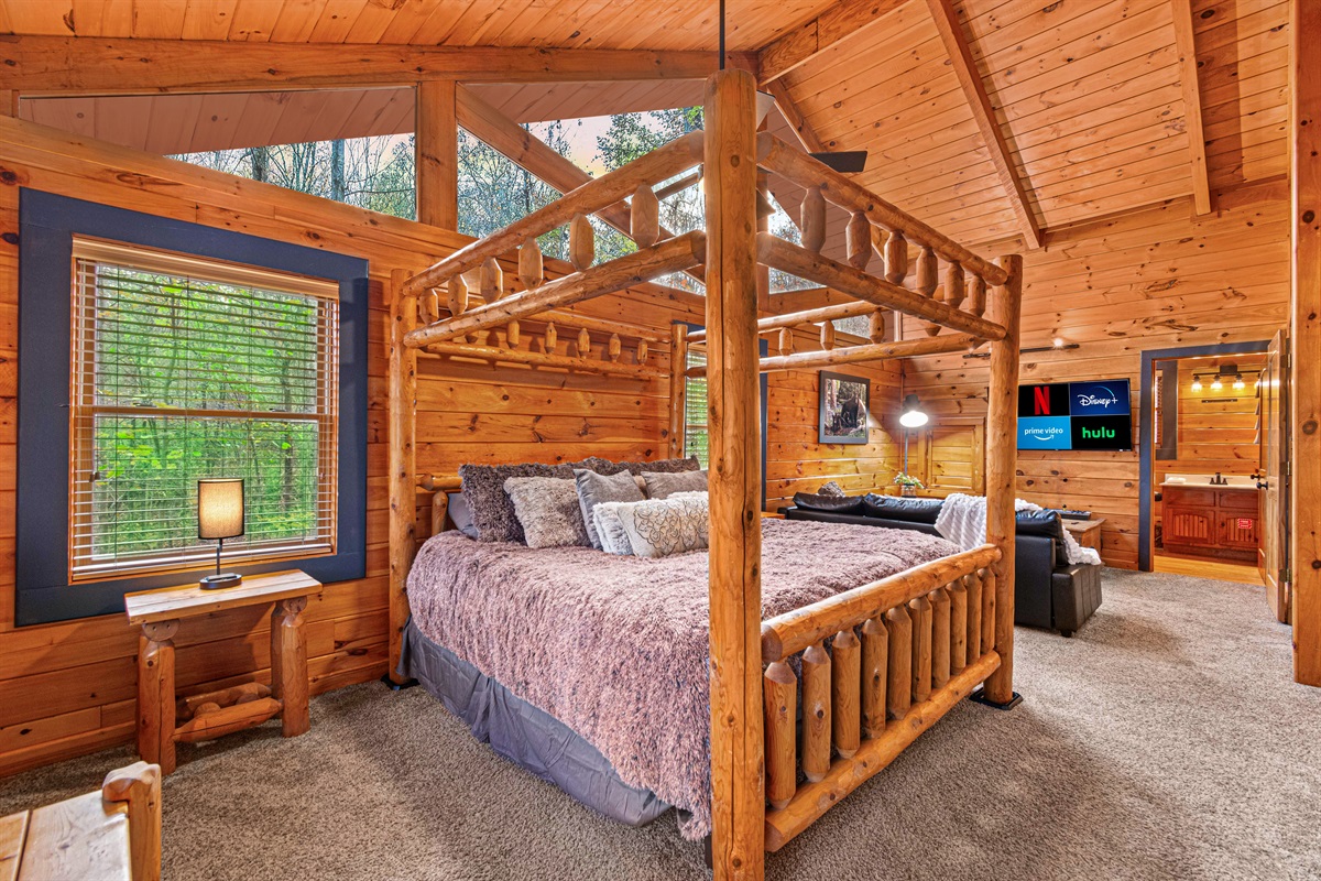 Wrapped in wood, topped with comfort — your mountain sanctuary awaits. 🌲🛌 Massive King Bed, two streaming TV's, a Sofa, Jacuzzi tub and lots of love!