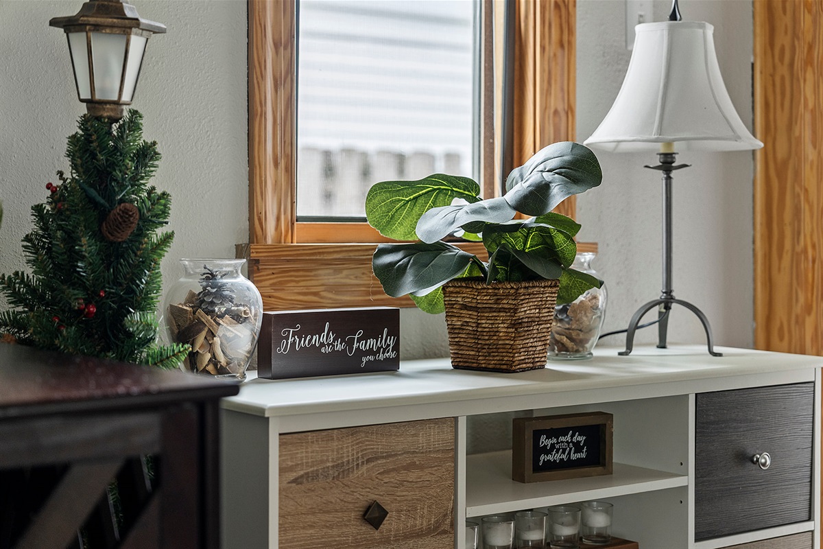 Living Room: Brighten your stay with charming decor, cozy vibes, and delightful greenery!