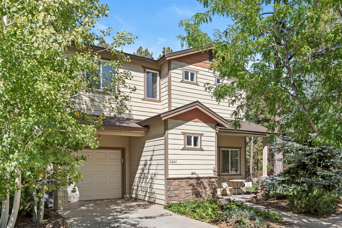 Your cozy retreat awaits! Enjoy the beauty of Flagstaff in this inviting two-story home.