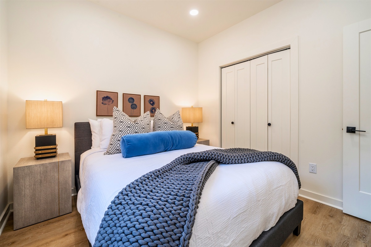 2nd Upstairs Bedroom (Queen Bed) with TV an En-Suite Bath