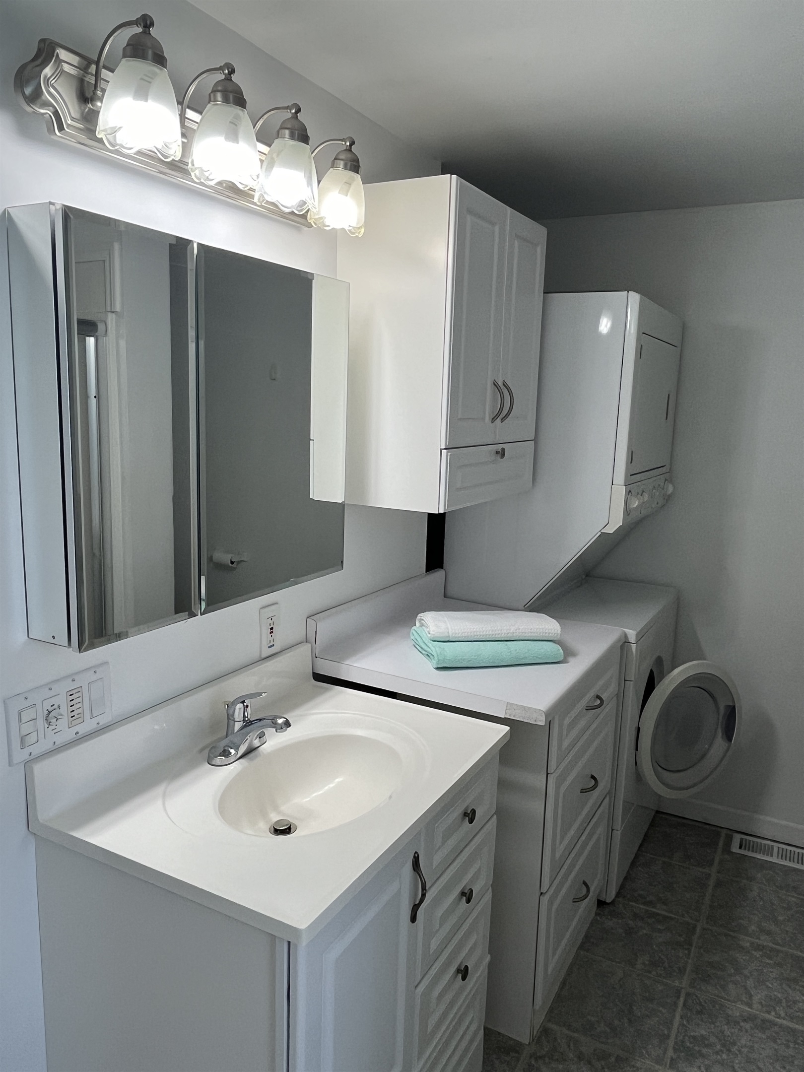 Ensuite bath w/ shower and laundry