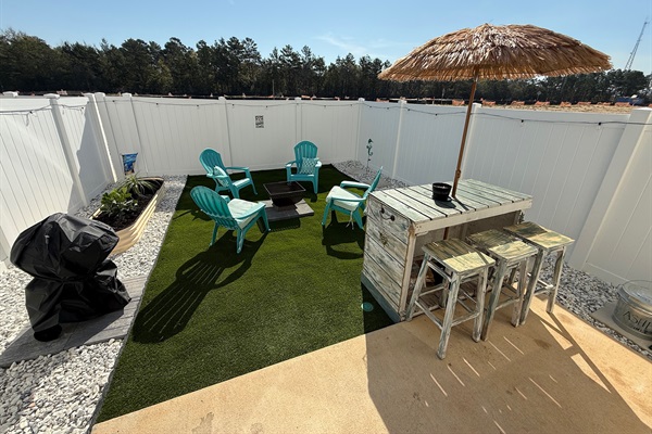 Our backyard oasis is great for relaxing and soaking up the salty air of The Emerald Coast. Margaritas at the bar anyone?!?!