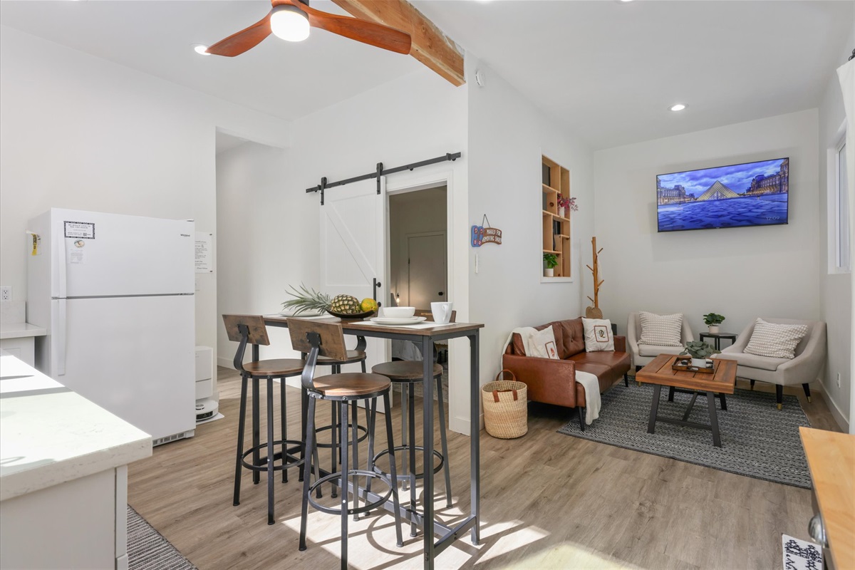 Smart TV, bright seating area