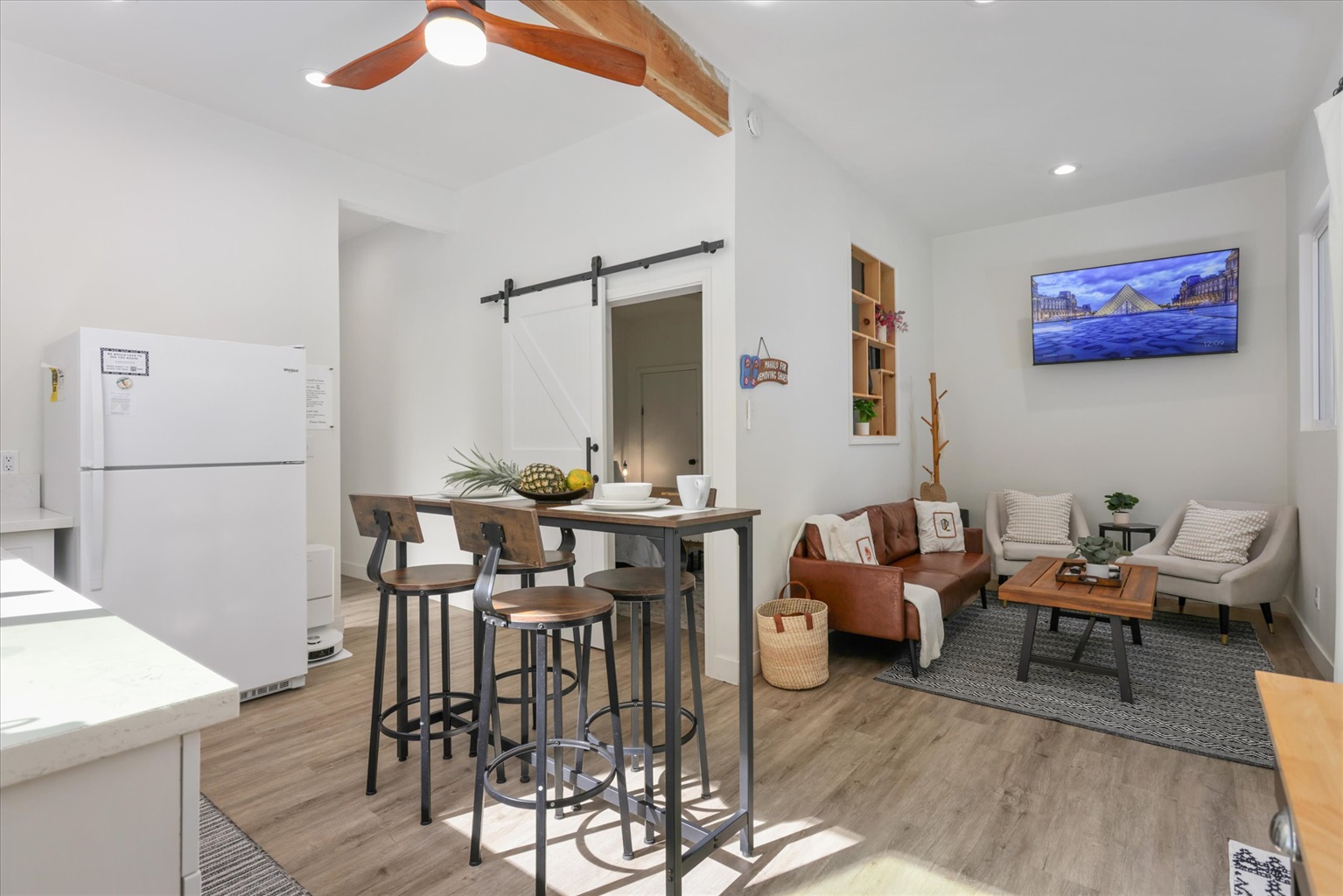 Smart TV, bright seating area