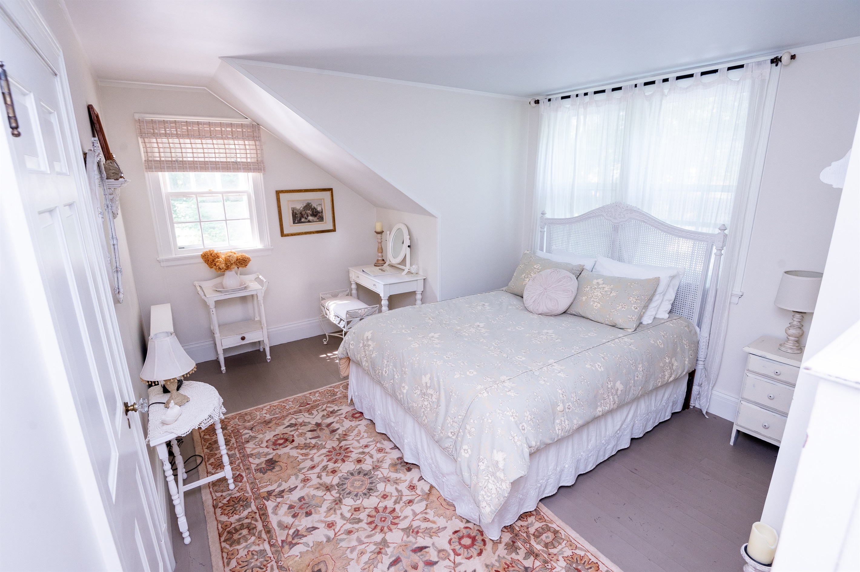 King Room w/ Shared Bathroom