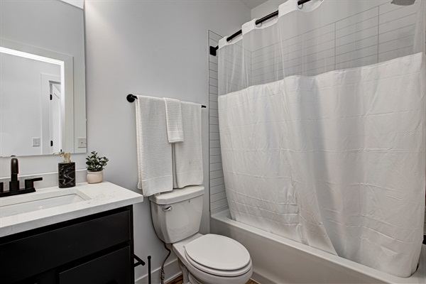 Comfortable and quiet room with a cozy queen-size bed, soft linens, and room-darkening shades. Ideal for couples or solo travelers. Includes fresh towels, a nightstand, and closet space.