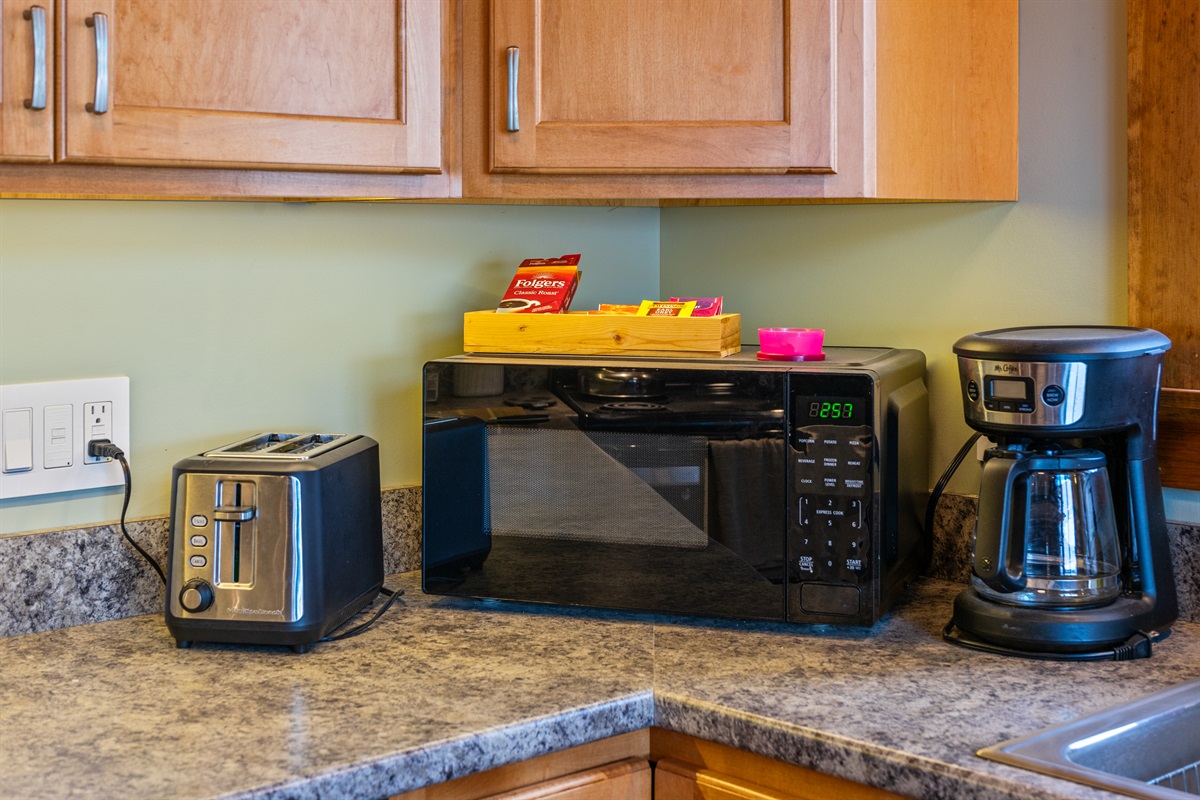 If you need breakfast quick to get to the trails or beat the crowds to the nearby Wonderland or Ships Harbor walks