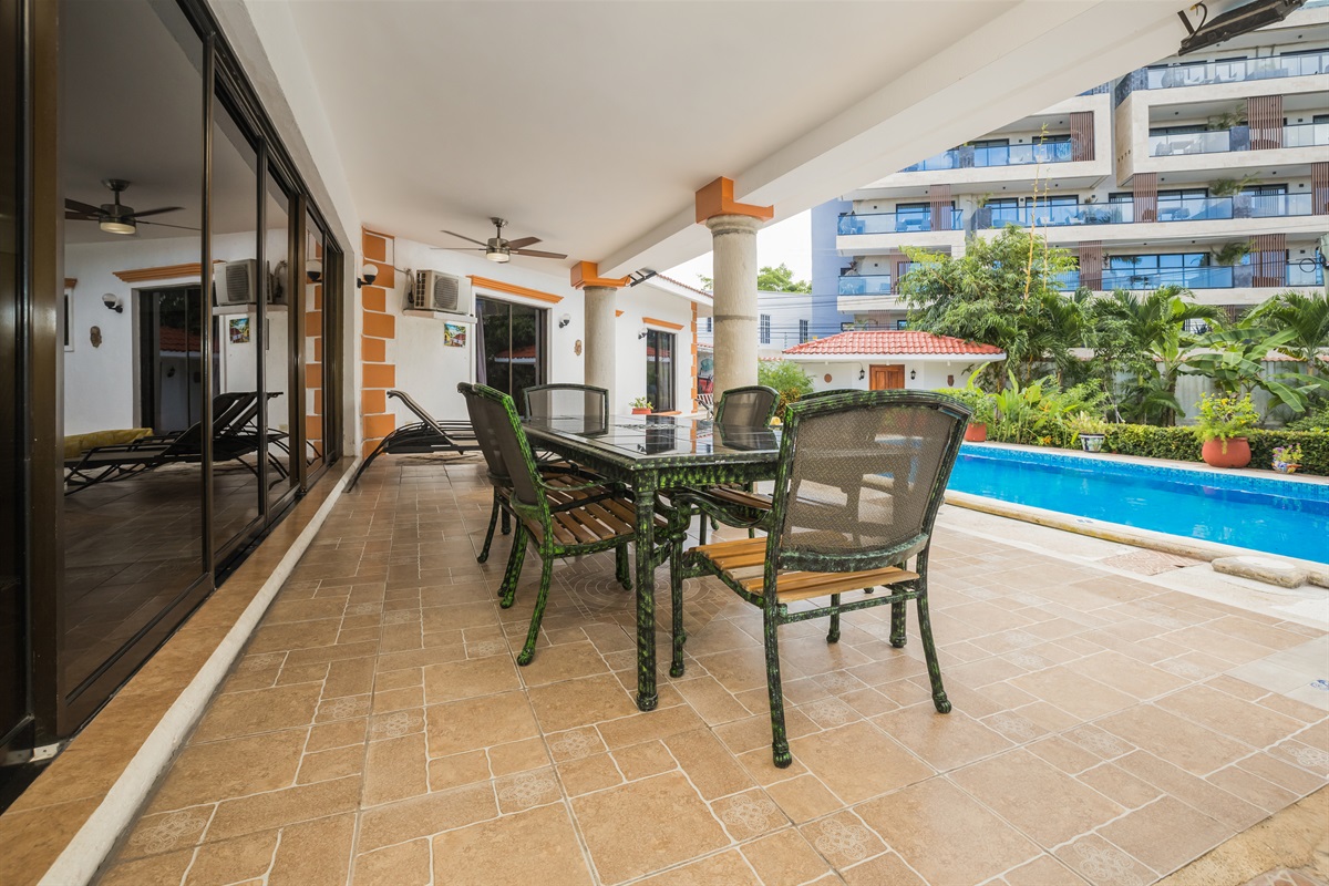 Outdoor Dining Poolside
