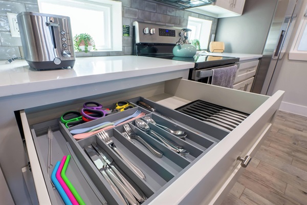 Complete set of silverware and steak knives provided