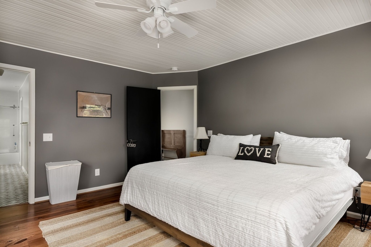 El Sueño bedroom, sweet dreams! Access to the Jack and Jill bathroom