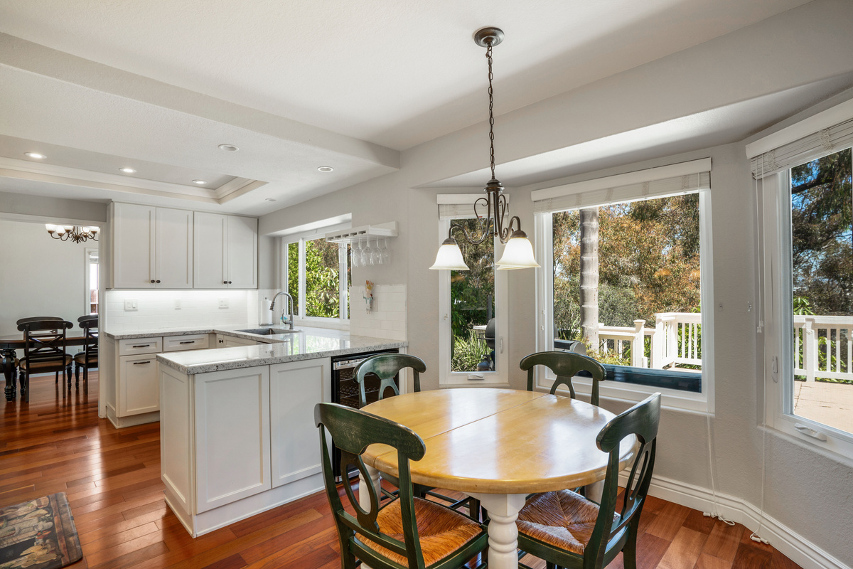 Casual Dining Area with Expandable Table 