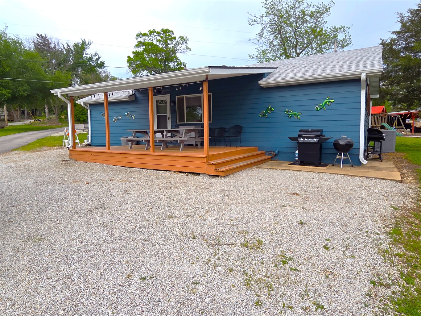 Enjoy evenings on the deck with the fun party lights. And yes, the fish and lizards will be glad to attend too! There is ample parking for your vehicles, boats, etc..