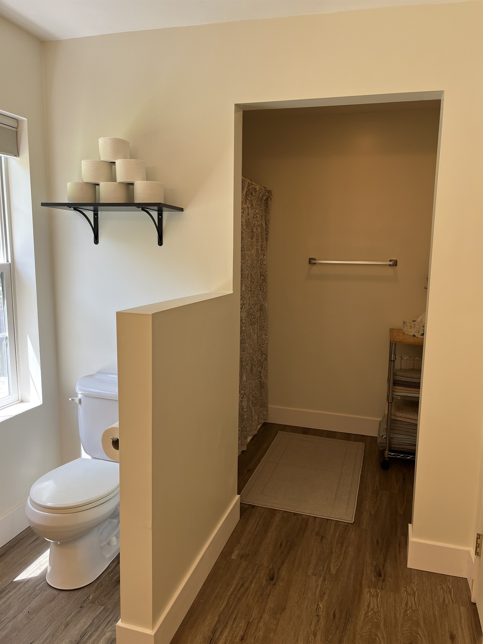 2nd floor bath with tub/shower