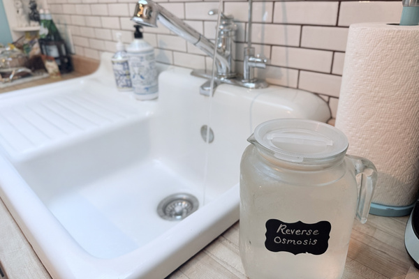 Reverse osmosis (R/O) water is on tap, so no need for buying bottled water. (Mama Earth will thank you!) 