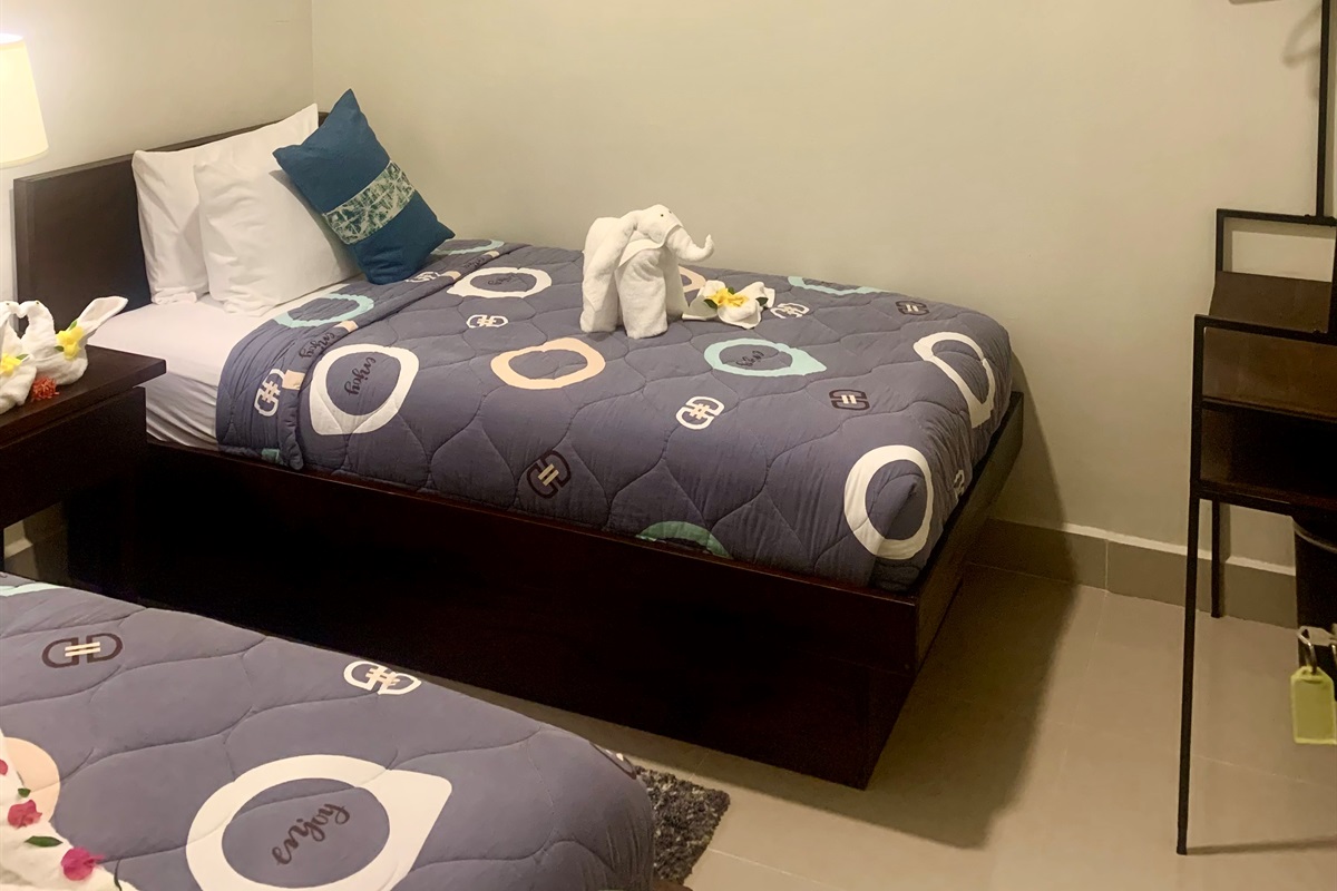 2nd BEDROOM (2-twin-beds)