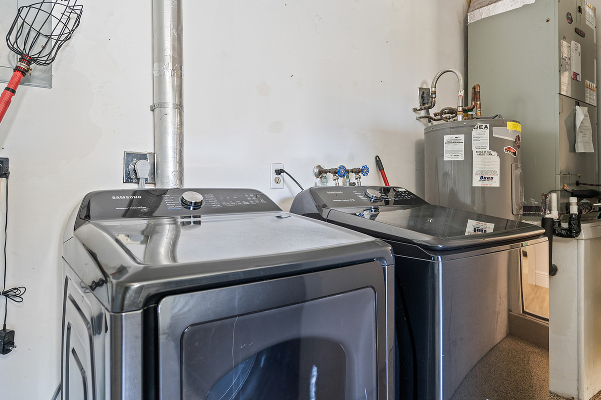 🧺 Full-size washer and dryer make extended stays and family vacations effortless.