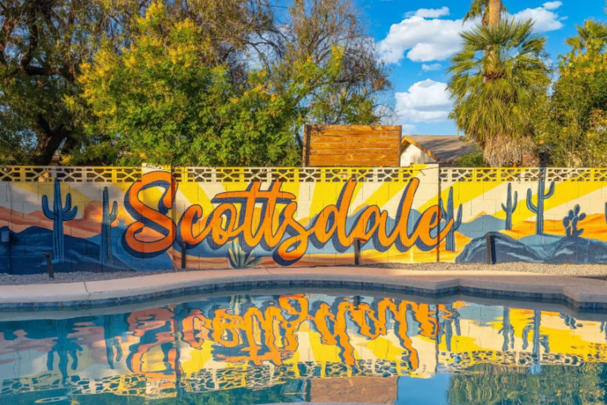 This mural is easily one of the most photographed spots on the property, bold, colorful, and unmistakably Scottsdale.
