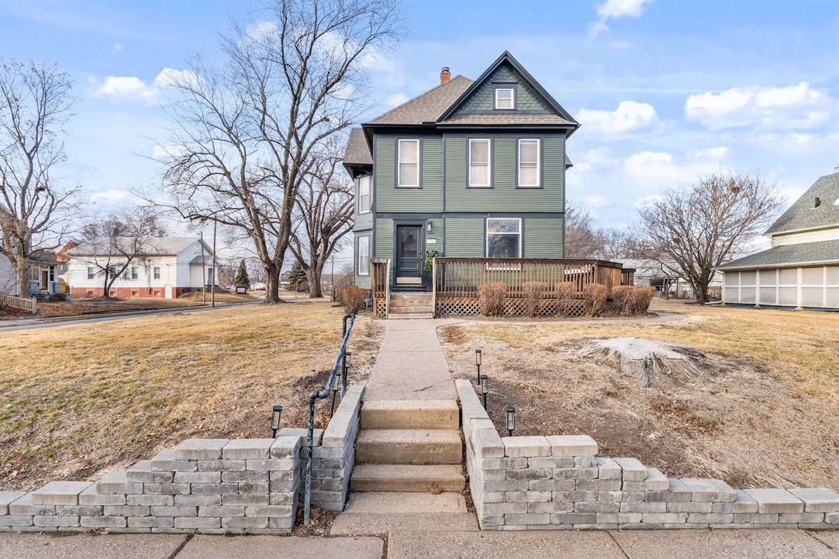 Welcome to Urban Retreat Properties! All guest staying in the lower unit will enter though the side entrance off the deck. Access with your personalized smart lock code will be provided at check in.