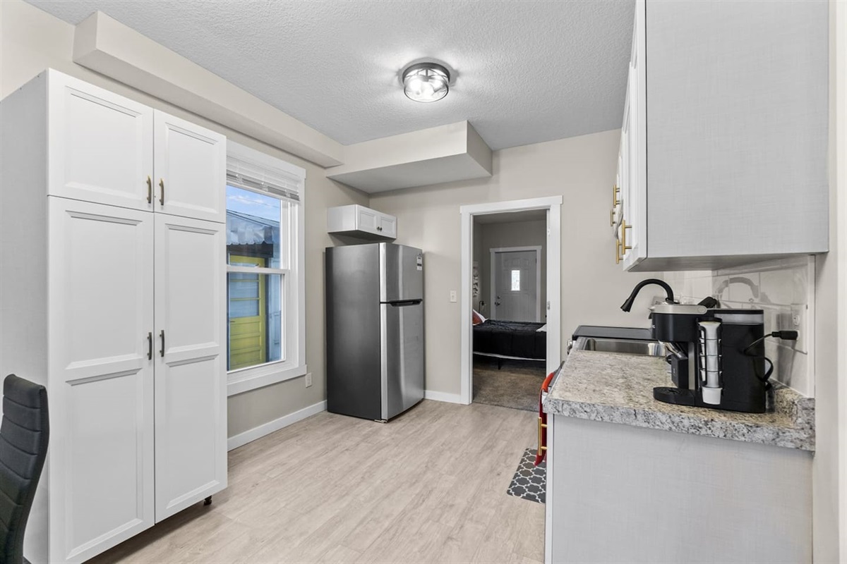 Bright kitchen filled with natural light, featuring modern finishes and all the essentials for cooking.