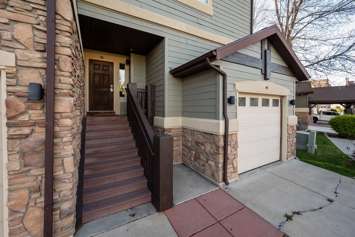 Welcoming exterior entry with mountain-lodge architecture and easy access parking.