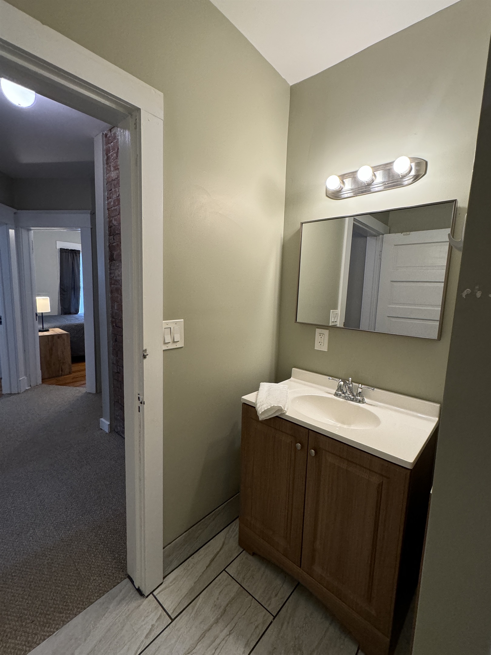 2nd floor bath with tub/shower