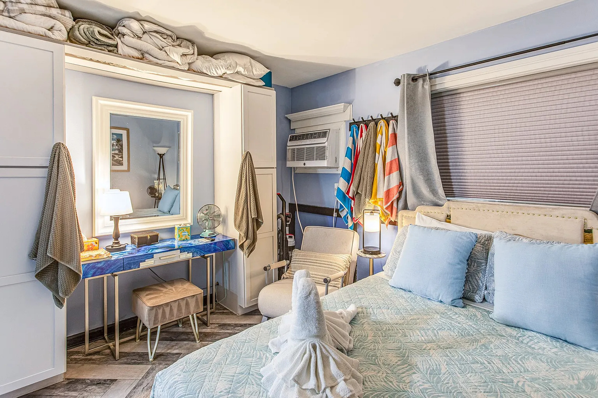 Main bedroom with Queen Bed
