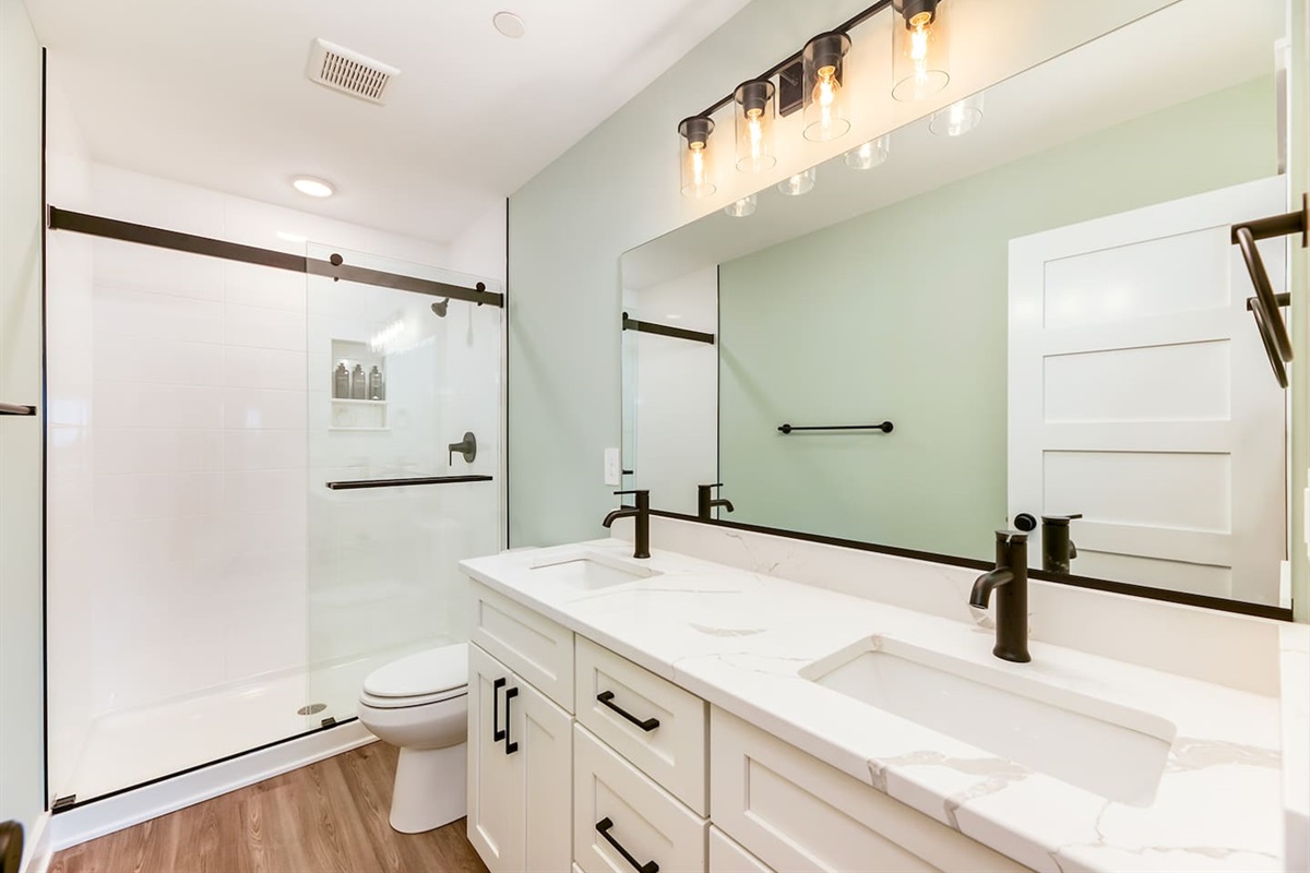 Spacious en suite bathroom featuring dual sinks and modern finishes.