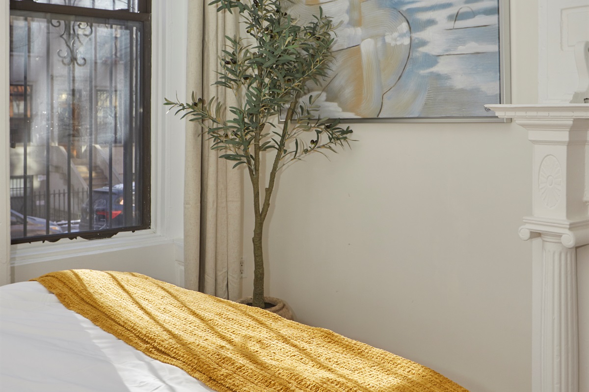 STUDIO QUEEN BED #1