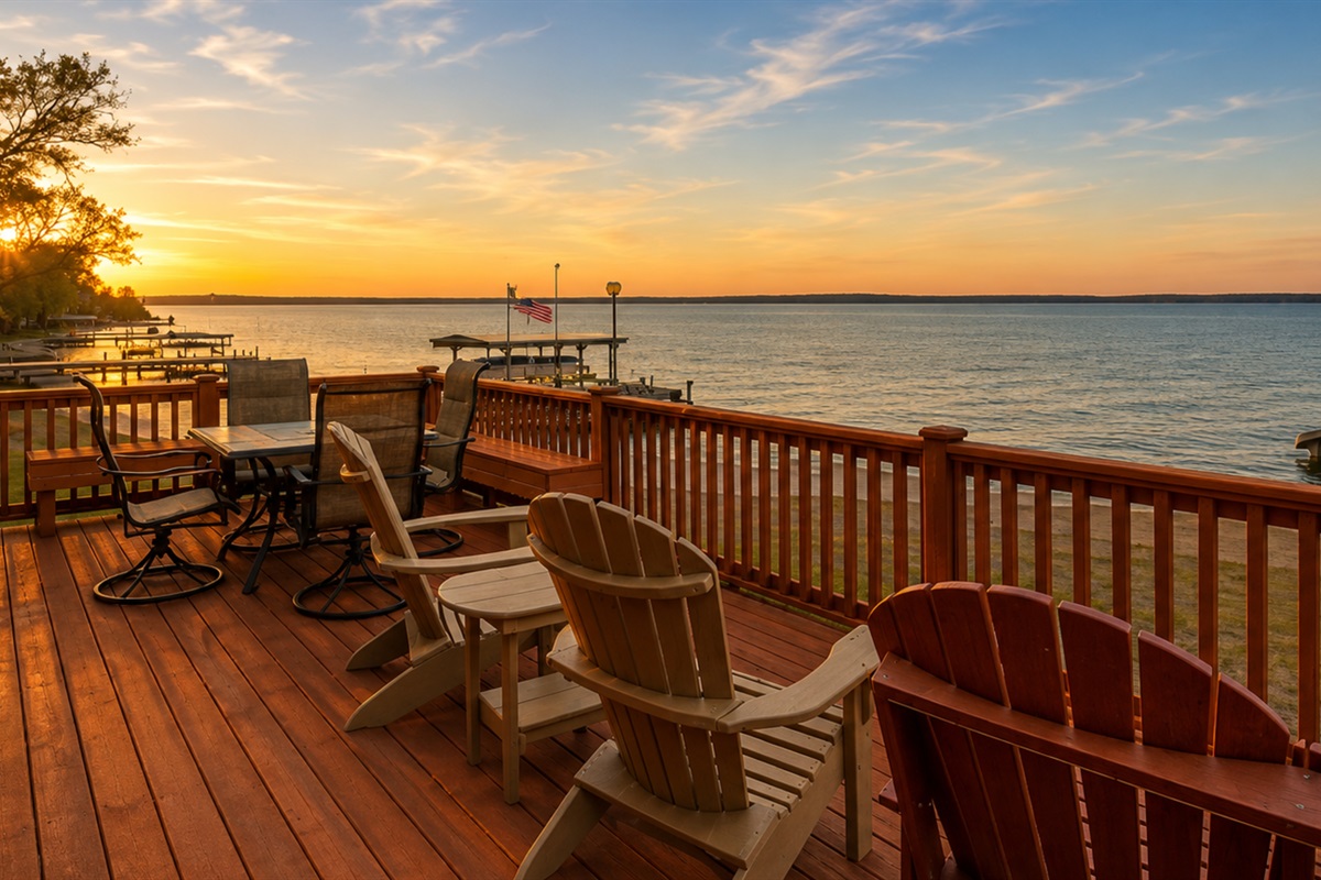 Enjoy breathtaking lake views from the spacious deck, ideal for relaxing and dining. 🚤🌅🪑