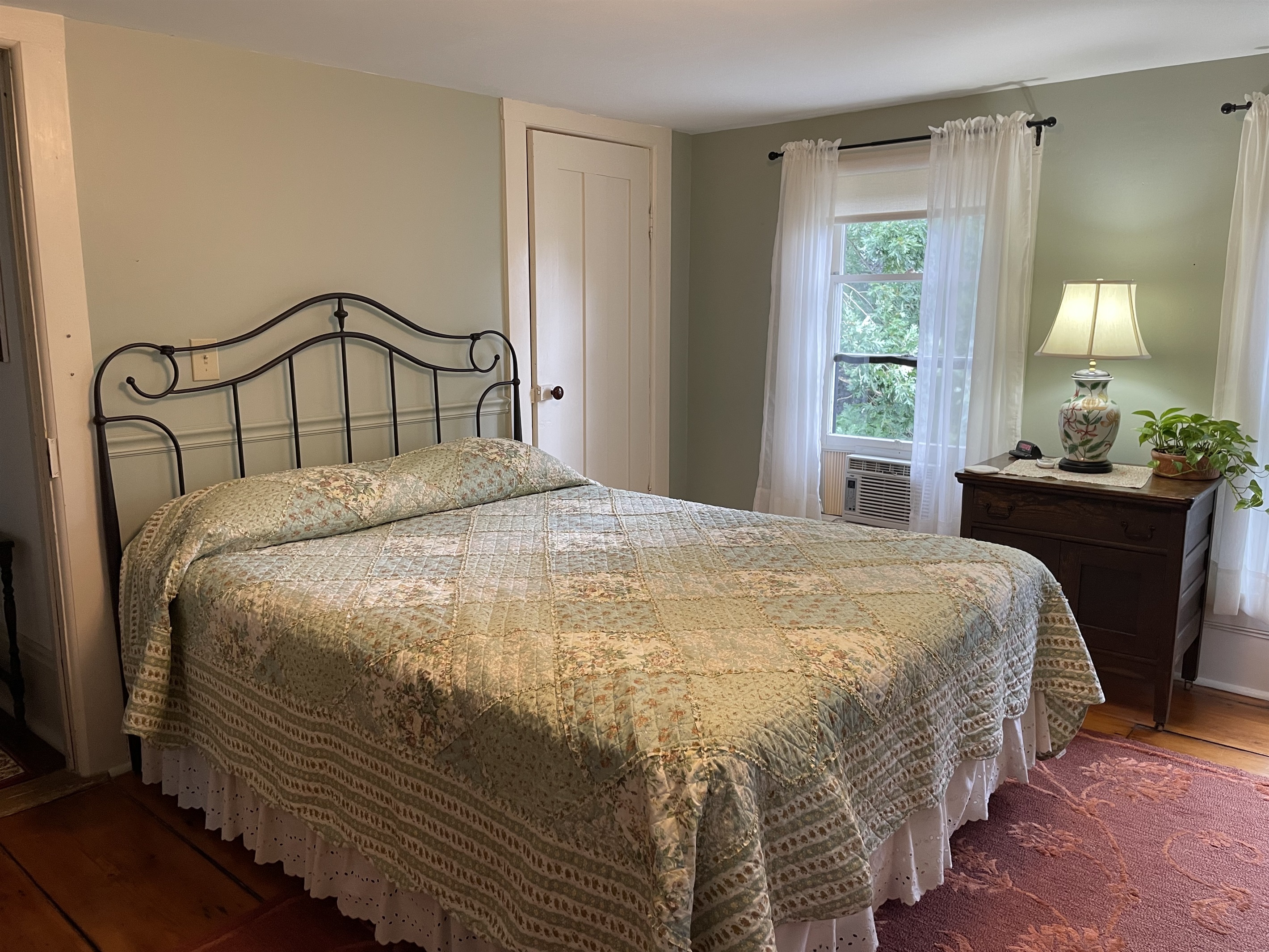 2nd floor Queen w/ ensuite