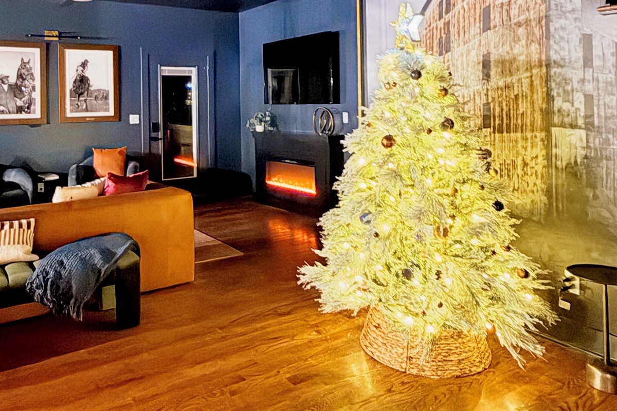 A warm Kentucky welcome from Destino Getaways @ The Rickhouse Retreat — gather by the Christmas tree where modern design meets bourbon-country charm.