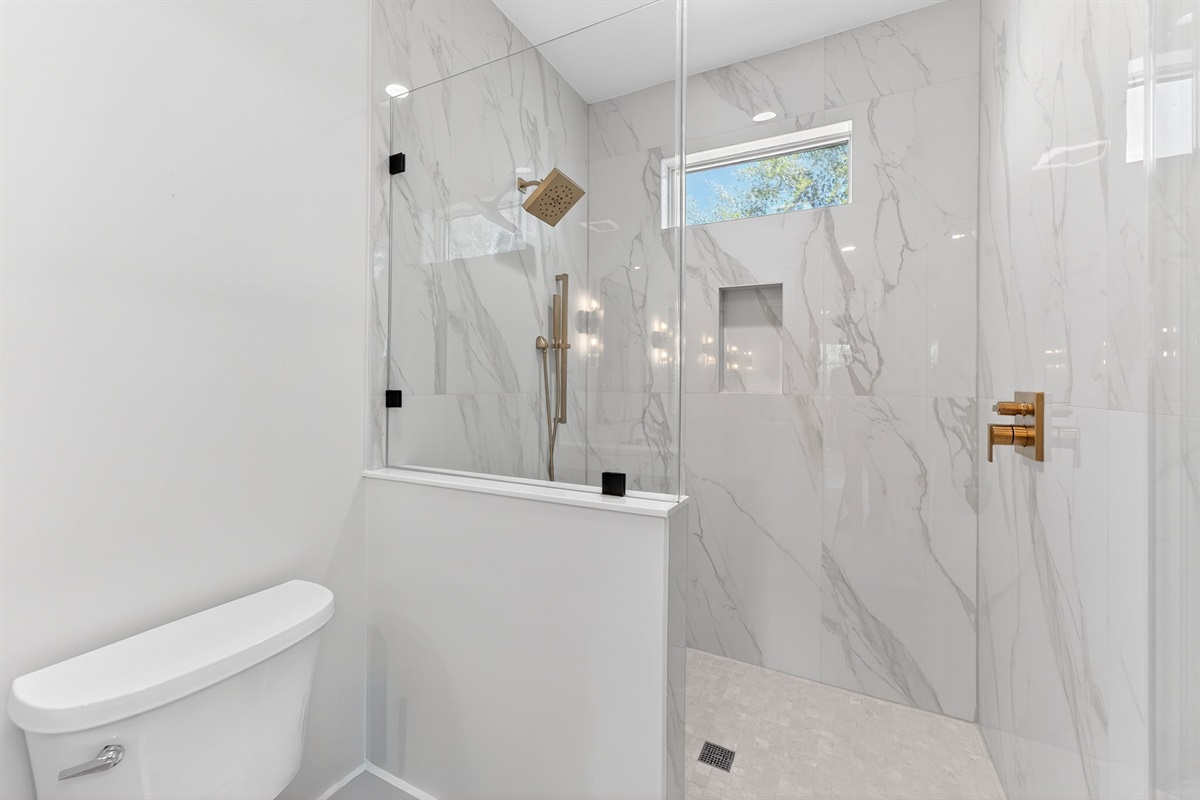 Primary Ensuite 2 (first level) | On Beach Time | 6 30th Ave, Isle of Palms, SC | IOP Escapes