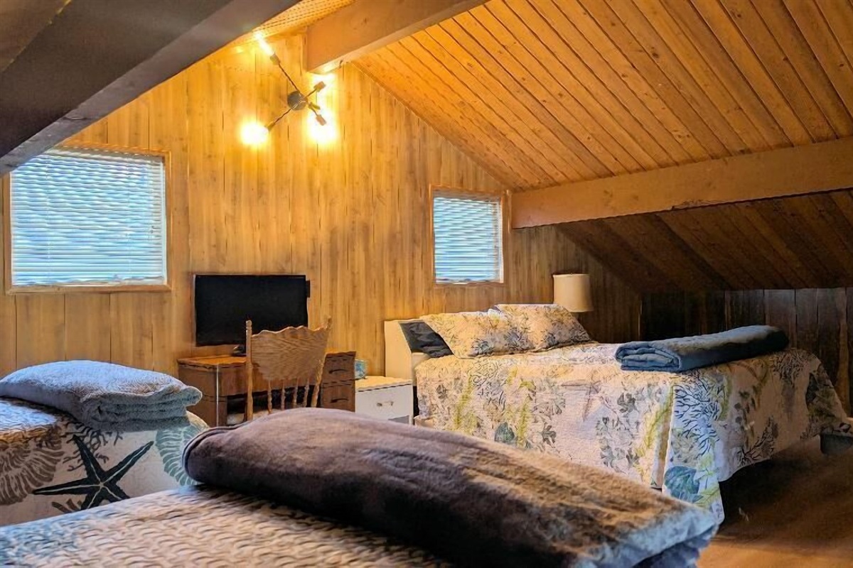 Loft Bedroom 1 queen