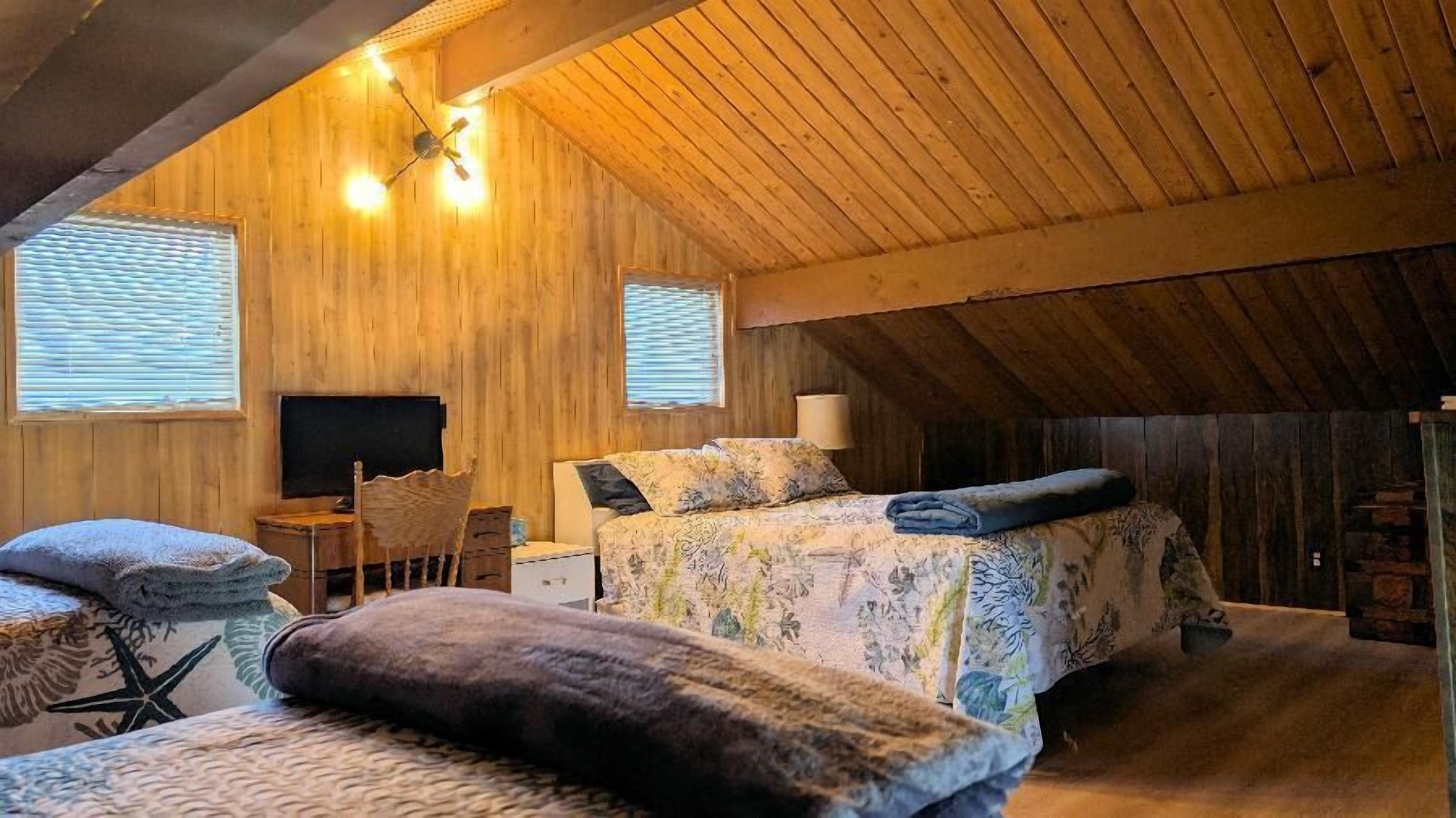 Loft Bedroom 1 queen