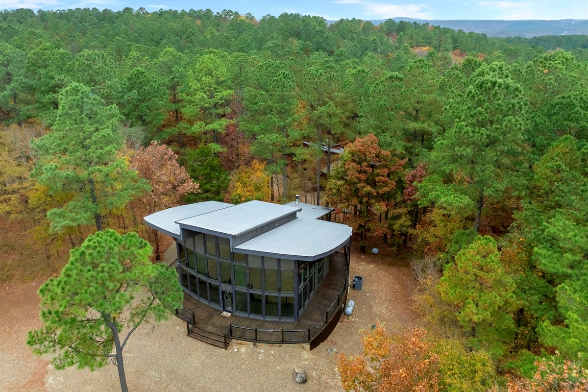 Welcome to Round Here Buzz 🌲✨ Follow the path to your perfect Hochatown escape. Cozy vibes, fresh air, and relaxation waiting right inside this door. Your getaway starts here. Book your stay and unwind. 🥂✨