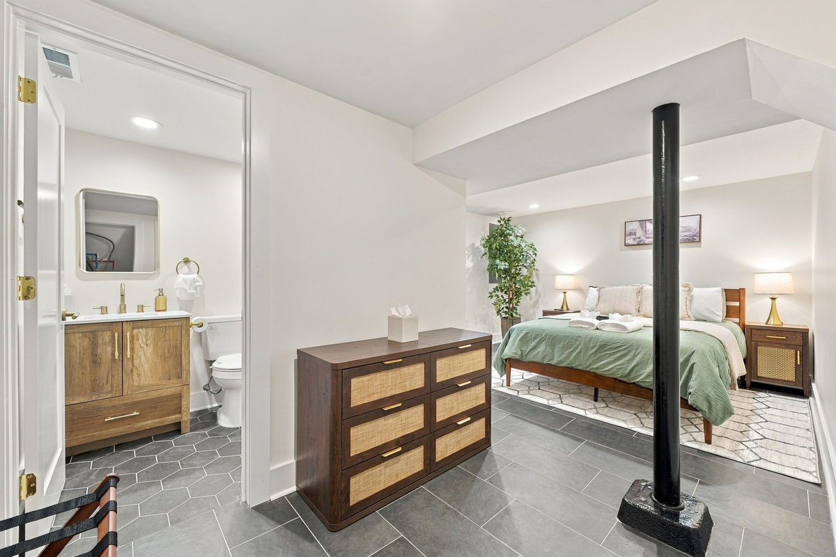 Charming Suite: Relax in style with elegant decor and ample lighting for a perfect getaway!