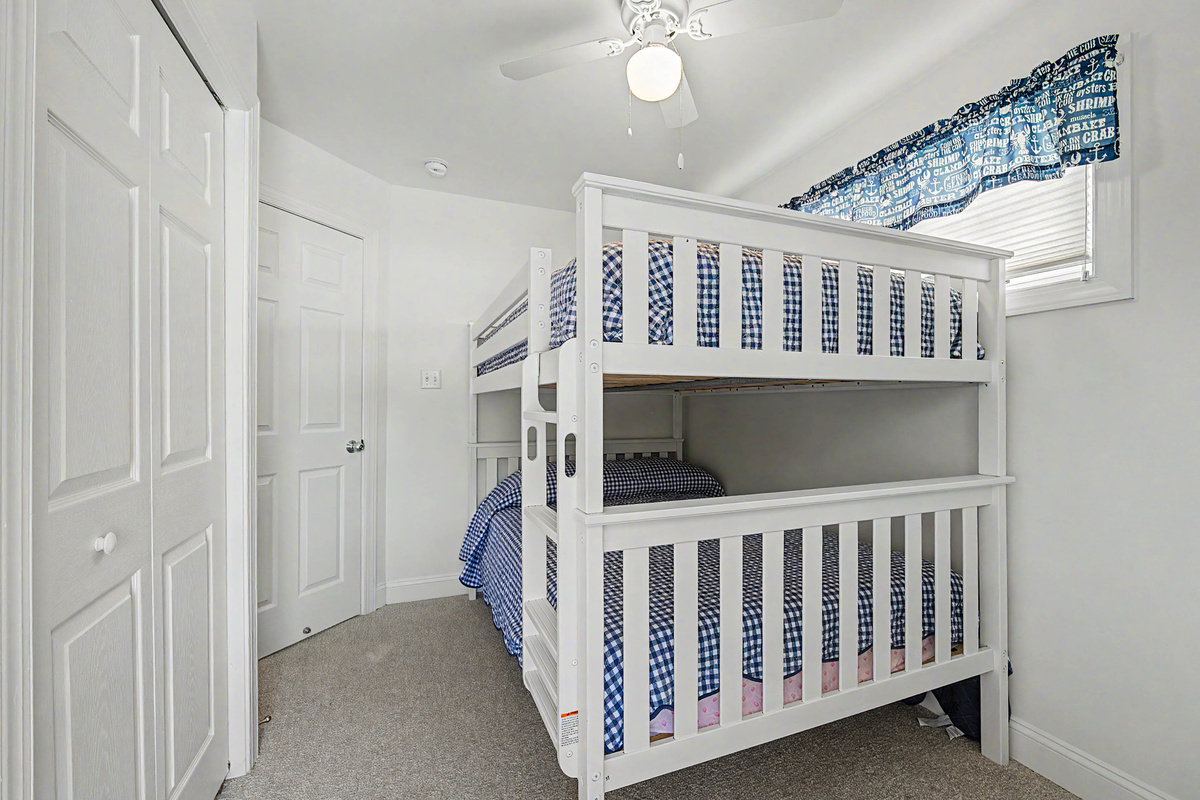 bunk_room_closet_entry_angle