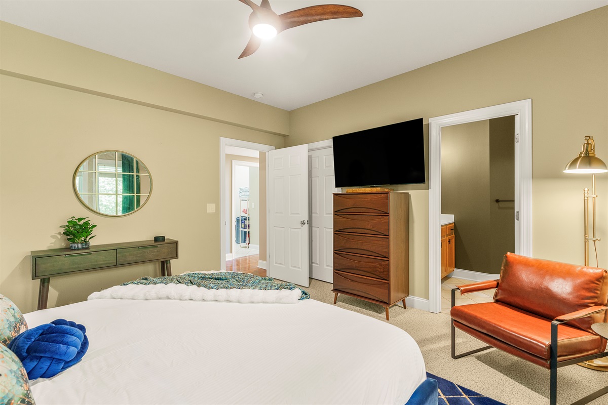 A spacious suite with mid-century style, king bed comfort, and a private ensuite just steps away. Stretch out, unplug, and settle into your own retreat