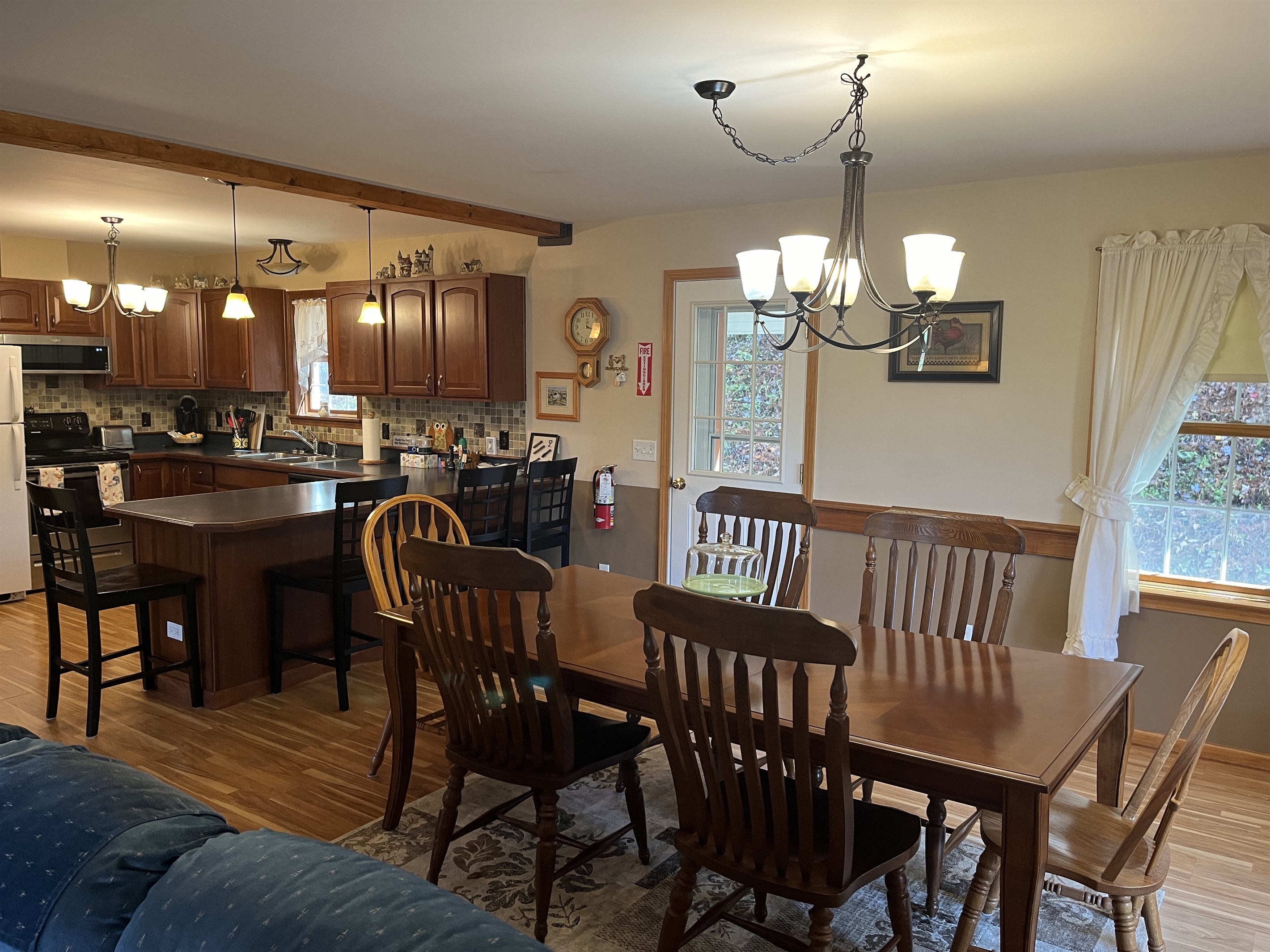 Open concept dining area and kitchen