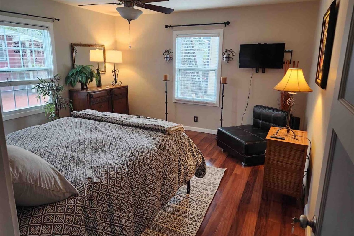 Large Bedroom- Full bed