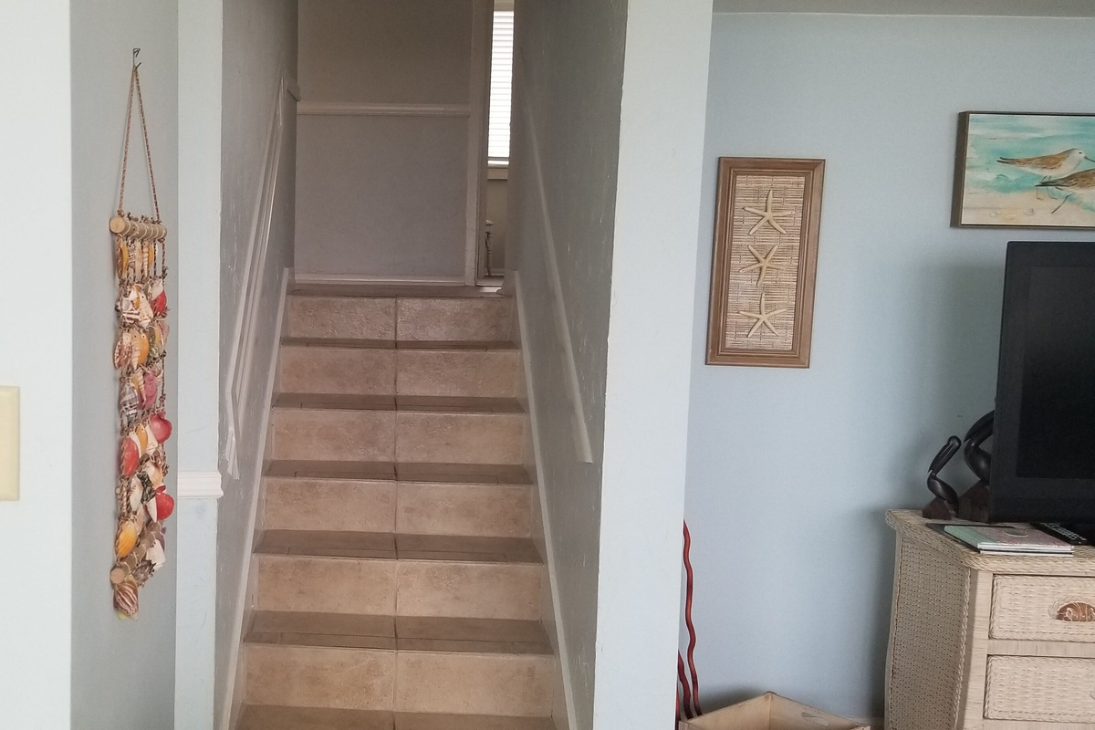 steps up to the bedrms1 master suite kg bed on 2nd level 2 full beds & hall bath