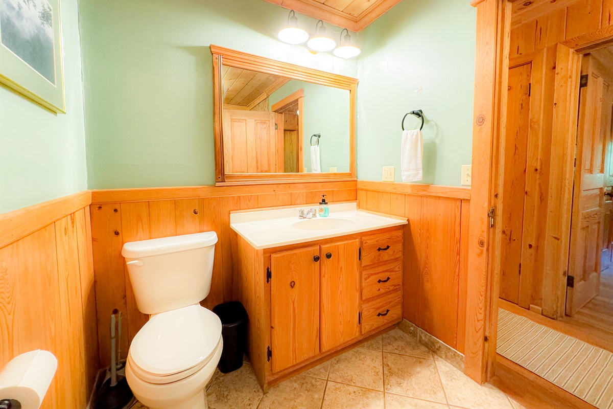 Main Level Bath | Full Bathroom with one set of bath towels and wash clothes provided per guests.