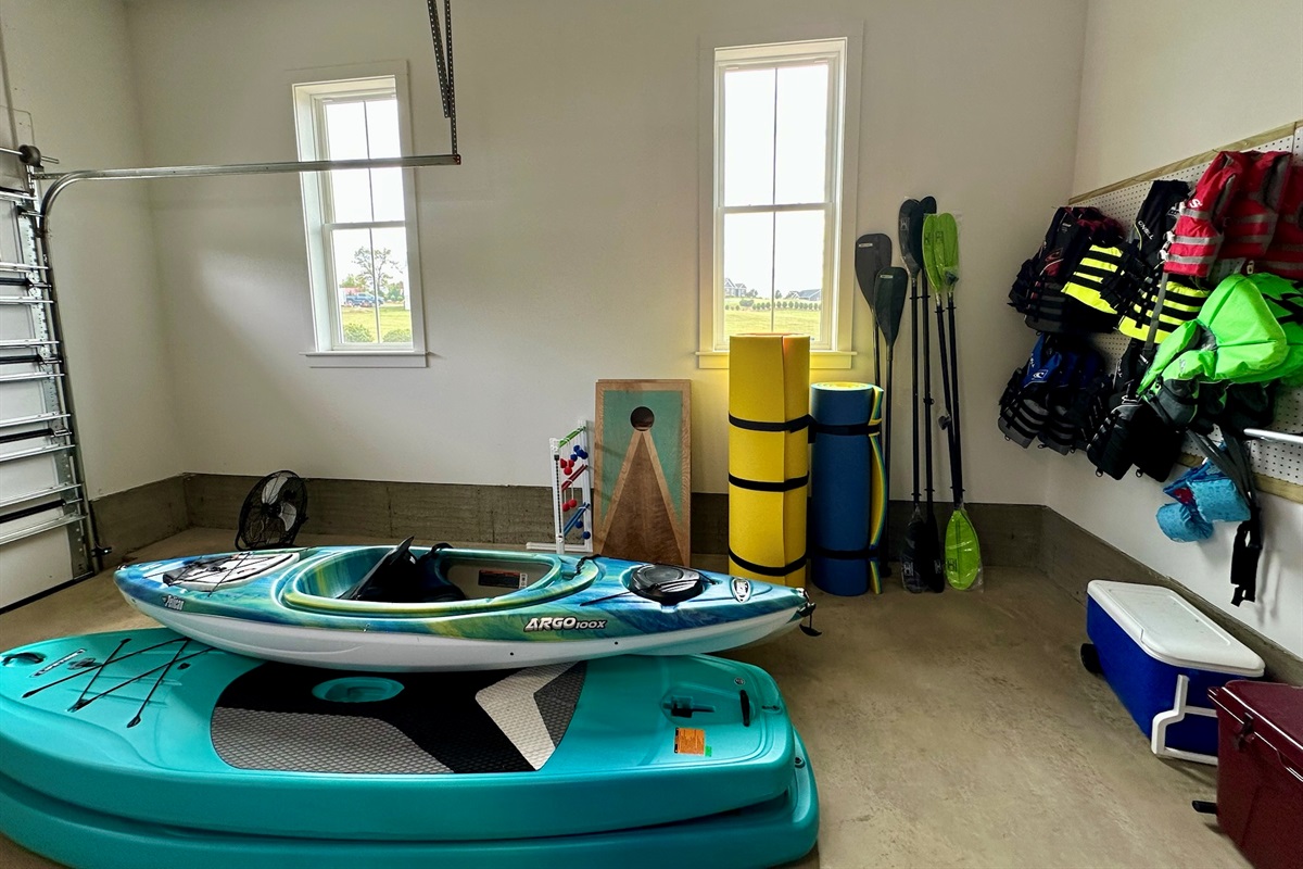 Everything you need for lake adventures! Kayaks, paddleboards, life jackets, floats, and even lawn games are ready for your use.