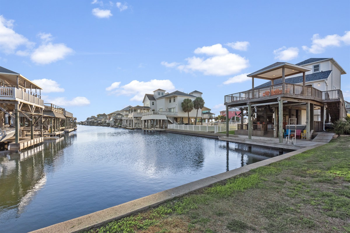 c586fb1afcae4de686fa6b9da5d27256 Large | Beachhouse | Texas | TX | Vacation Homes | Galveston | Crystal Beach | Kokomo | Breezy Days | Beachfront Elegance | Sunrise Serenity | Southern Sands Property Management, LLC
