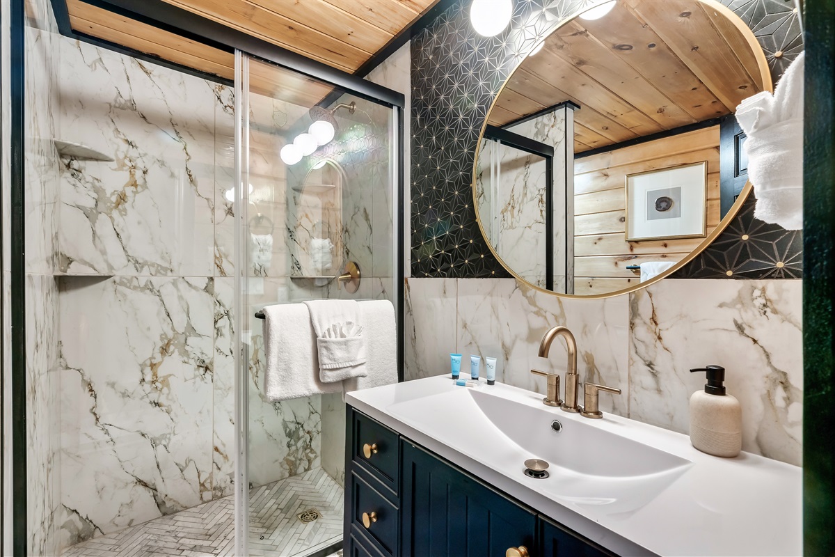 Luxurious Bathroom 2 with Walk-in showers
