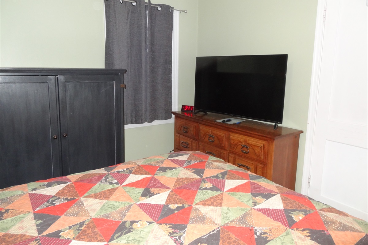 2nd bedroom with queen bed and Roku smart TV